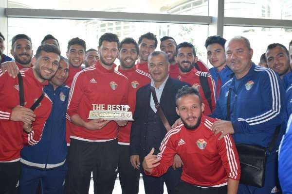 بني ياسين يتسلم جائزته