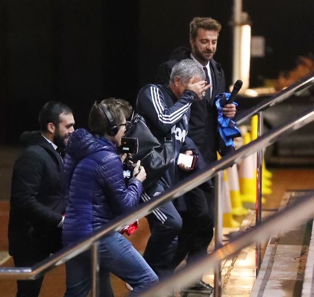 PAY-ECE_06_MOURINHO_AMBUSHED