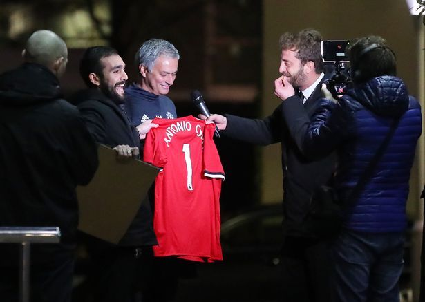 PAY-ECE_28_MOURINHO_AMBUSHED