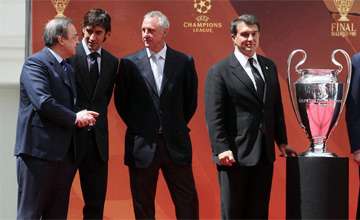 رئيس برشلونة جوان لابورتا مع رئيس الريال فلورينتيو وكل من كرويف وراوول