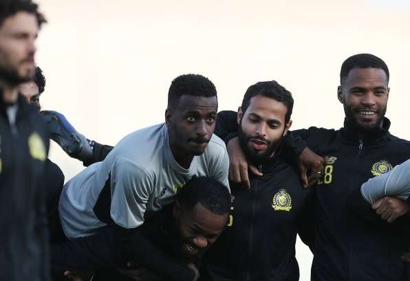 شايع يداعب سهيل في مران النصر