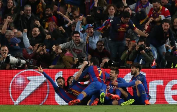 لحظة احتفال لاعبي برشلونة بهدف روبيرتو أمام سان جيرمان