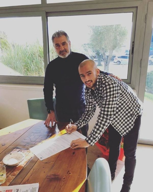 لحظة توقيع اللاعب