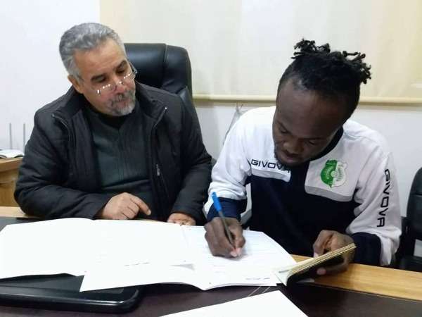 جانب من التوقيع