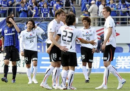 فرحة لاعبي شيميزو بعد حصولهم على نقطة ثمينة أمام جامبا أوساكا