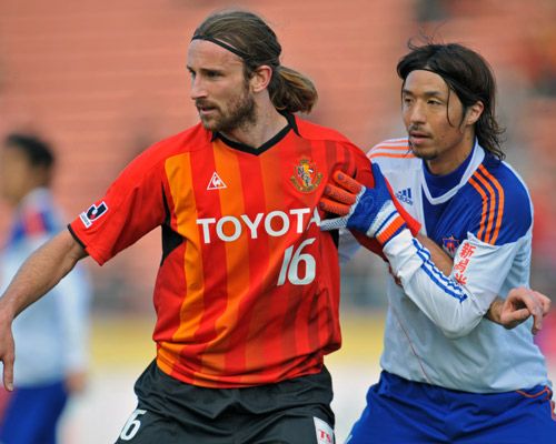 المدافع ميتسورو ناغاتا يحاول إيقاف المهاجم الأسترالي جوشوا كينيدي بمباراة ألبيريكس وناغويا