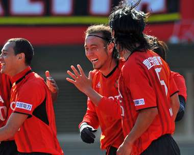 المدافع الدولي توليو تاناكا ( وسط ) يحتفل مع زملائه بعد إحرازه هدف الأول لناغويا