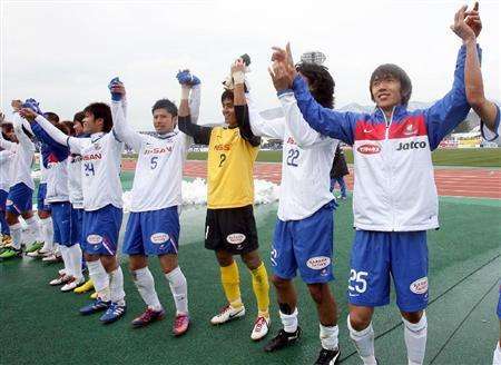 شونسوكي ناكامورا ( أقصى اليمين ) يحتفل مع زملائه بعد نهاية المباراة