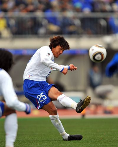 ناكامورا عند قيامه بالتمرير للمهاجم ساكاتا والذي أحرز هدف الفوز ليوكوهاما