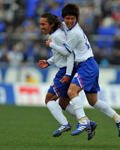 دايسوكي ساكاتا ( يسار ) يحتفل بعد إحرازه هدف الوحيد ليوكوهاما