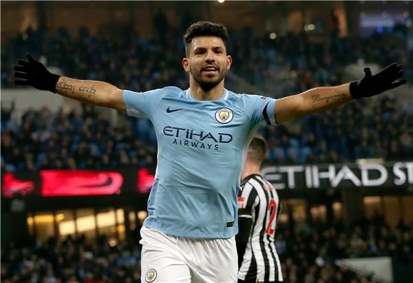 سيرجيو أجويرو يحتفل بأحد أهدافه