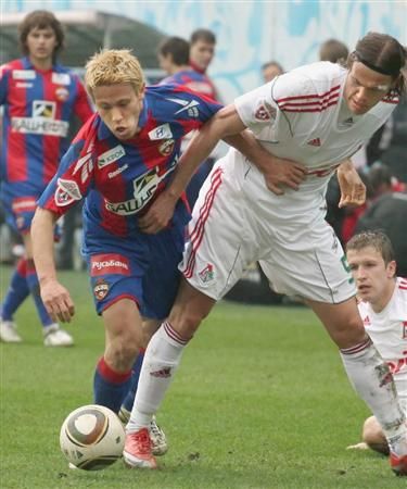 كيسوكي هوندا يحاول تجاوز أحد لاعبي لوكوموتيف موسكو الروسي