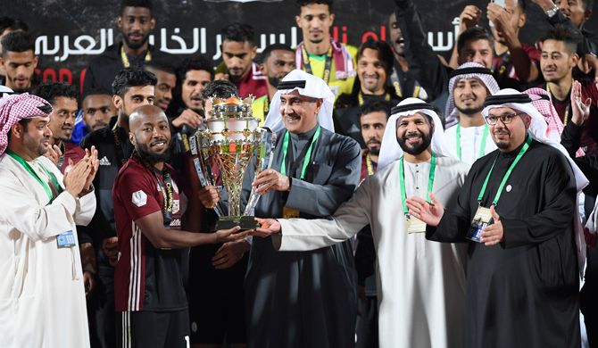 مطر حاملًا كأس البطولة