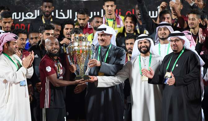 مطر حاملًا كأس البطولة