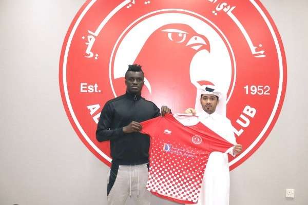 كاريكاري أثناء تقديمه