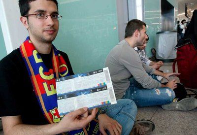 احد مشجعي برشلونة ينتظر في مطار برشلونة 