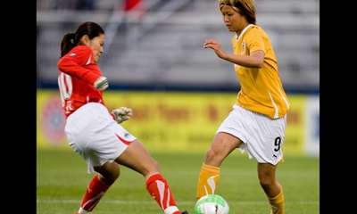 هوماري ساوا ( يسار ) تحاول قطع الكرة من مواطنتها المهاجمة ياماغوتشي بمباراة الأمس