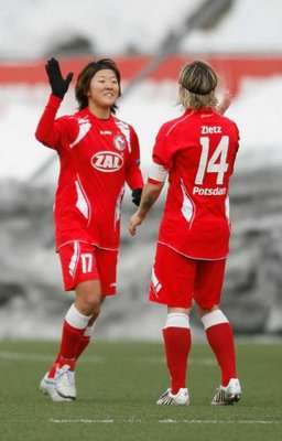 المهاجمة اليابانية ناغاساتو ( يسار ) 