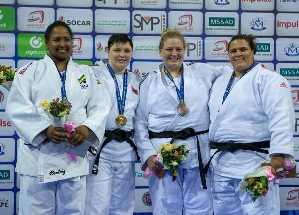 نهال شيخ (أقصى اليمين)