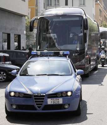 وصول حافلة برشلونة لمدينة ميلان الإيطالية