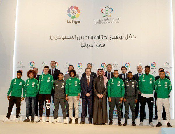 صورة جماعية للاعبين خلال حفل التوقيع