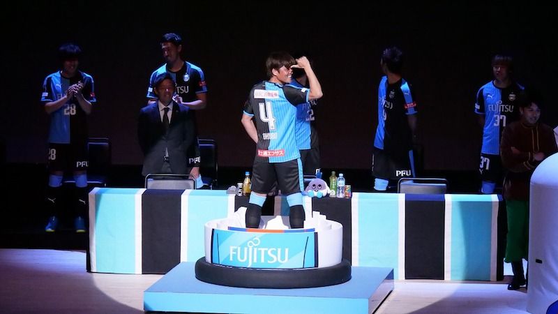 يوشيتو أوكوبو مع قميصه الجديد