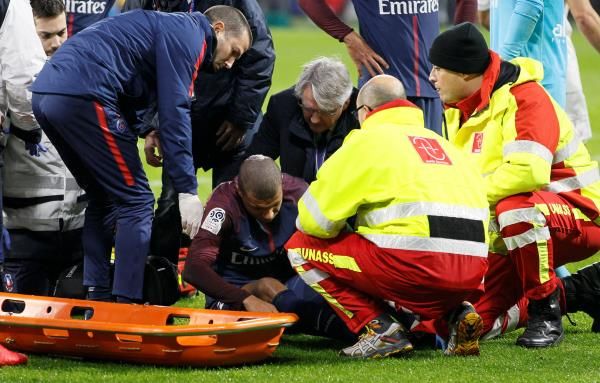 مبابي عقب إصابته