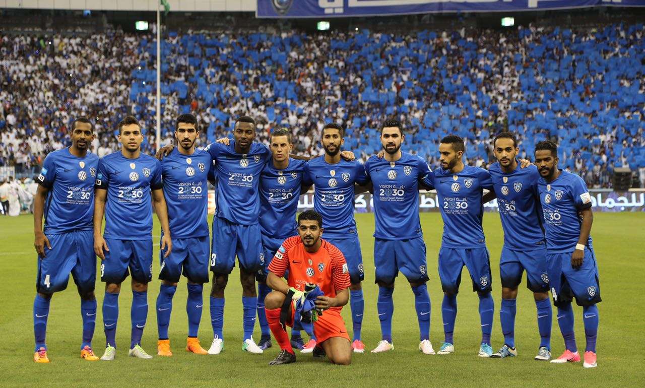 الفرج مع لاعبي الهلال السعودي