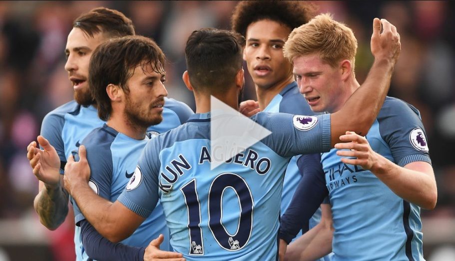 دي بروين مع لاعبي مانشستر سيتي