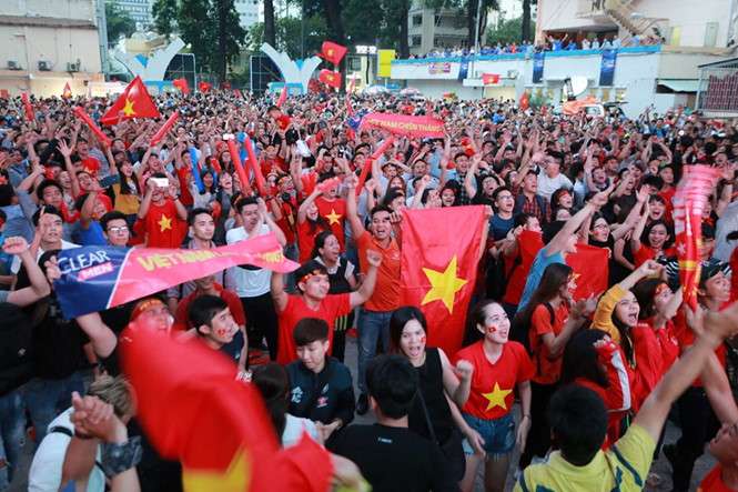 احتفال جمهور فيتنام بعد تحقيق الانجاز التاريخي