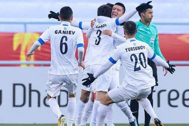 لاعبو منتخب أوزبكستان الأولمبي