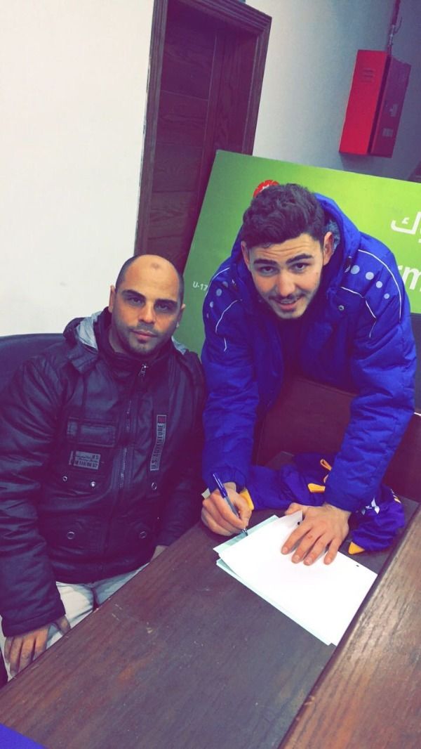 جانب من التوقيع 