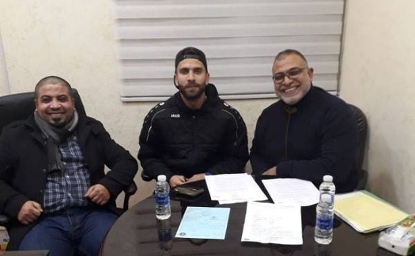 جانب من توقيع العقود