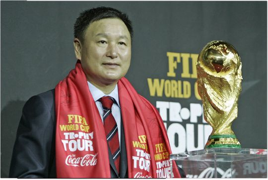 السيد هوه جونغ مو وبجانبه كأس العالم والذي وصل لفندق فندق ميلينيوم بمدينة سيئول الكورية