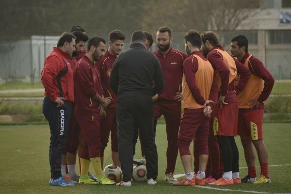 مدرب تشرين مع لاعبيه