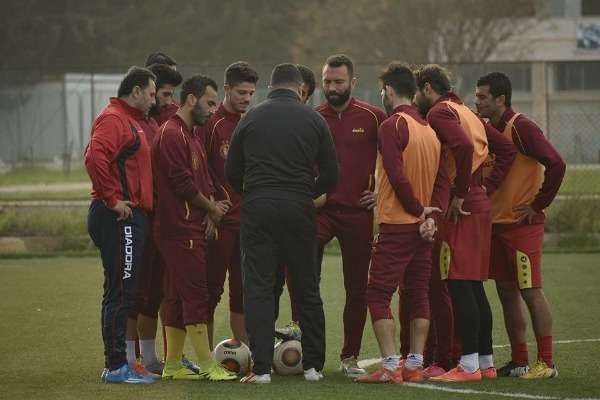 مدرب تشرين مع لاعبيه