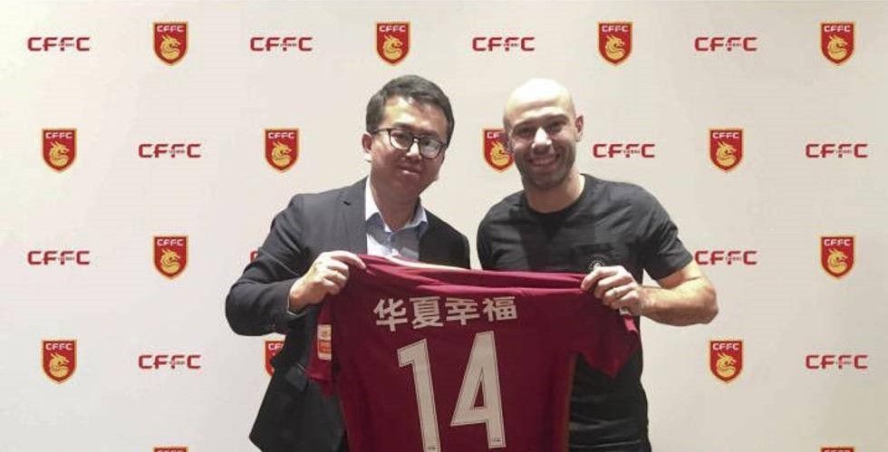  خافيير ماسكيرانو يحمل قميص فريقه الجديد