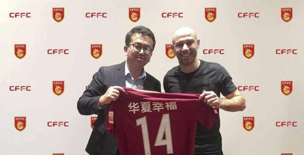  خافيير ماسكيرانو يحمل قميص فريقه الجديد