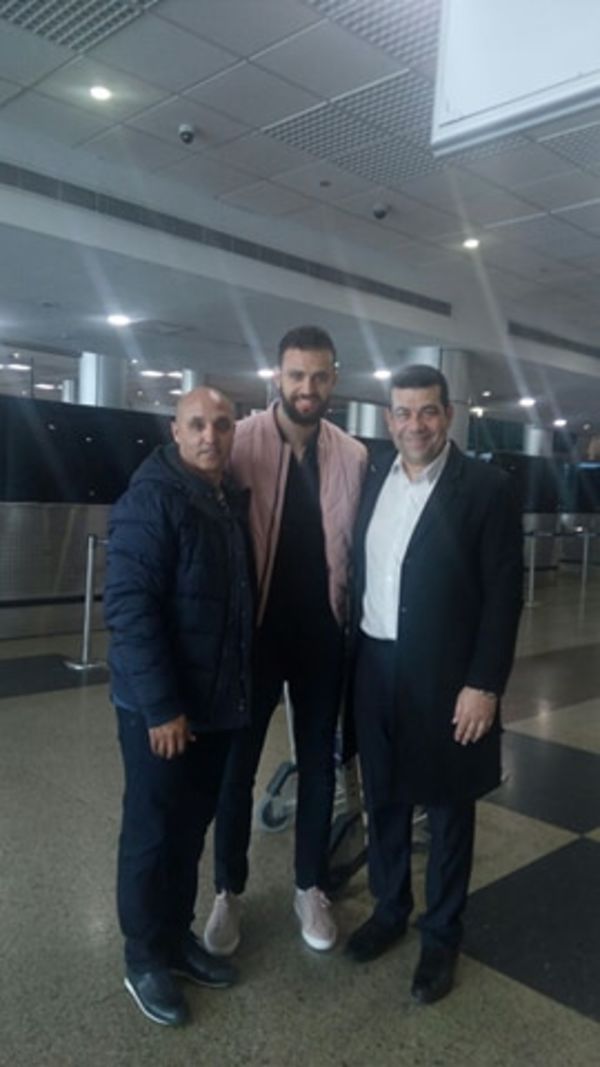 النقاز في مطار القاهرة