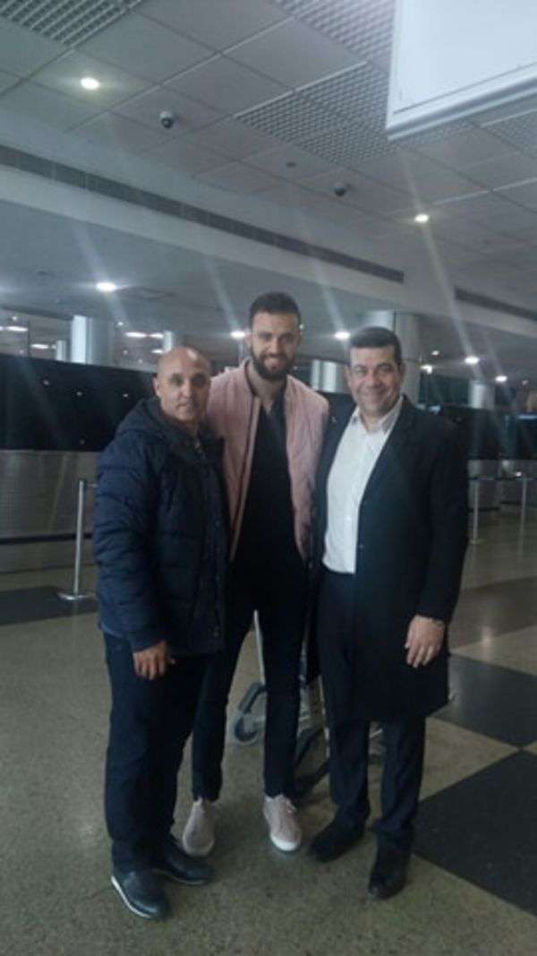 النقاز في مطار القاهرة