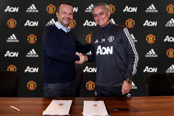 لحظة تجديد عقد مورينيو