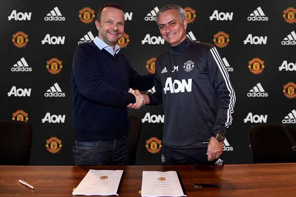 لحظة تجديد عقد مورينيو