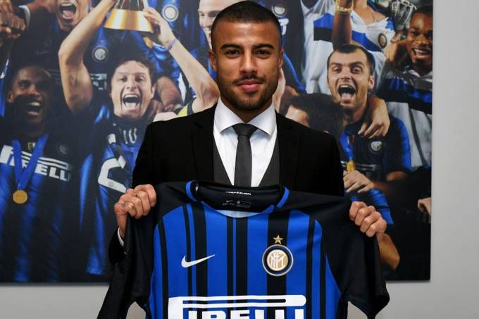 رافينيا مع قميص إنتر ميلان