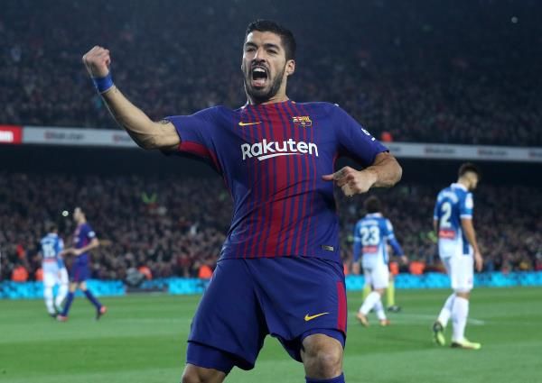 سواريز يحتفل بالهدف الأول