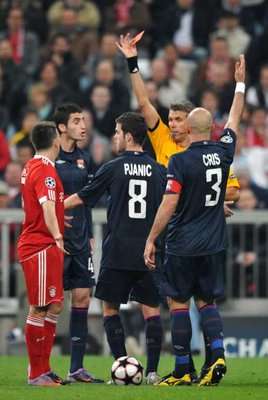 الحكم روسيتي يشهر البطاقة الحمراء للفرنسي ريبيري