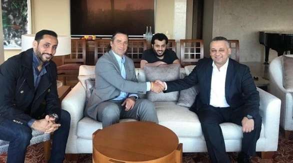 الجابر مع عزت خلال الاتفاق مع مدرب المنتخب السعودي الجديد