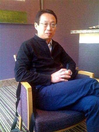 السيد أوكادا في إحدى فنادق مدينة ميلان بعد أن تابع مباراة فريقي أنتر ميلان وبرشلونة