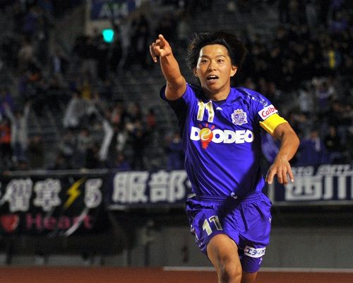 مهاجم فريق هيروشيما القائد هيساتو ساتو يحتفل بعد إحرازه هدف الفوز بمرمى ناغويا