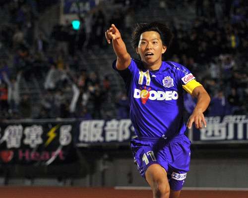 مهاجم فريق هيروشيما القائد هيساتو ساتو يحتفل بعد إحرازه هدف الفوز بمرمى ناغويا