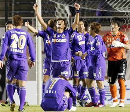 لاعبي فريق هيروشيما يحتفلون بعد تحقيقهم فوز صعب على حساب ناغويا